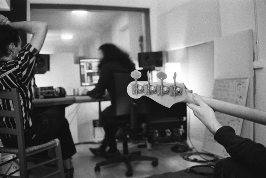 Fotografia feta per el Pedro a Locus Estudio mentre gravàvem el disc. Ayman, Pau i la mà de l'Ollie amb el baix.